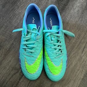 Ladies size 8 Nike soccer cleat